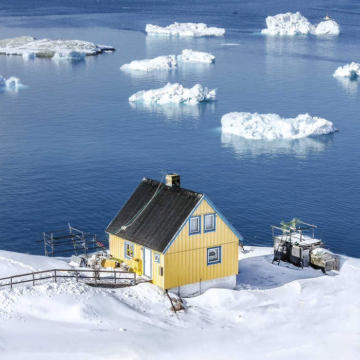 Lille gult hus ud til Diskobugten i Ilulissat