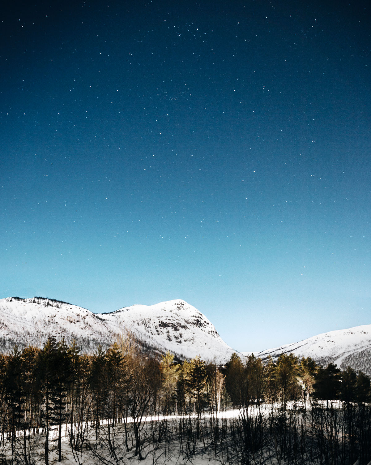 Oplyste løjper om natten ved Hovden Resort Norge