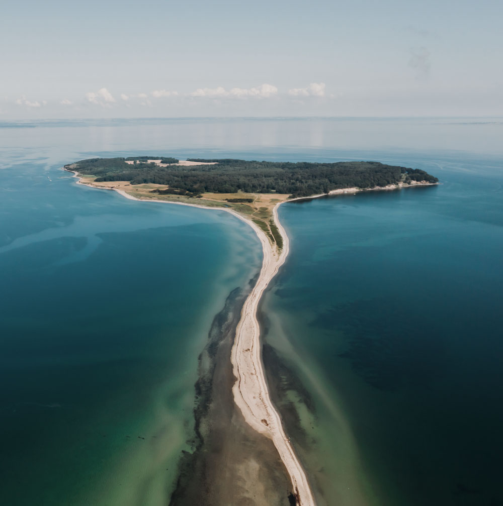 Oversigt over Æbelø med dens skovarealer, kyststrækninger og sandtange.