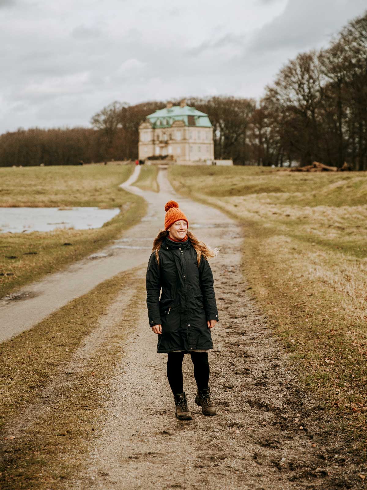 Sarah står på en af parforcejagtvejene med Eremitageslotet i baggrunden.